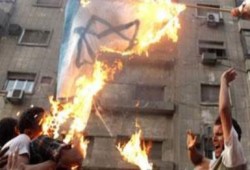 معاريف "العبرية": ضباط السفارة الاسرائيلية اطلقوا الرصاص أثناء إقتحام السفارة بالقاهرة
