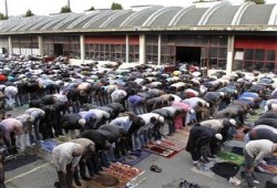 فرنسا تحظر على المسلمين الصلاة في الشوارع