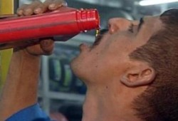 ميكانيكي يمني في مكة يشرب من 3 إلى 4 علب زيوت وشحوم السيارات يوميًا منذ 28 عاماً