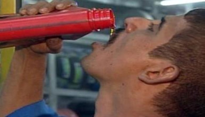 ميكانيكي يمني في مكة يشرب من 3 إلى 4 علب زيوت وشحوم السيارات يوميًا منذ 28 عاماً