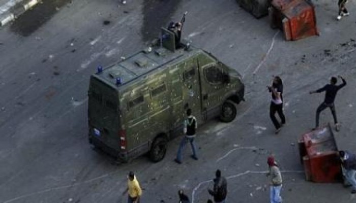 النيابة تأمر بضبط واحضار لعميد بالأمن المركزى دهس متظاهرا بـمصفحة أثناء جمعة الغضب