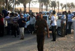 الأهالي يقطعون طريق "السويس - الإسماعيلية" احتجاجا علي مقتل شاب علي يد الشرطة