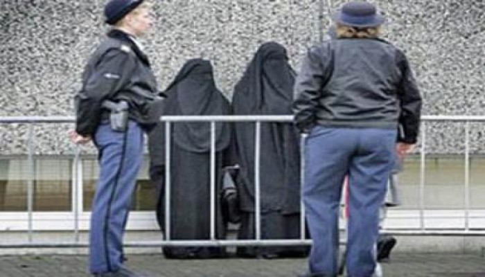 محكمة فرنسية تفرض غرامة مالية على مسلمتين لارتدائهما النقاب