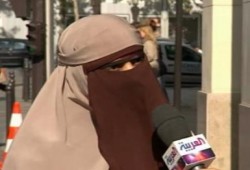 عربية منتقبة تنافس ساركوزي في الانتخابات الرئاسية القادمة