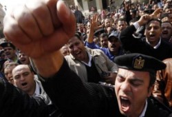 250 أمين وفرد شرطة يتجمهرون أمام قسم حلوان ويحتجزون مأموره ويدعون لإضراب عام