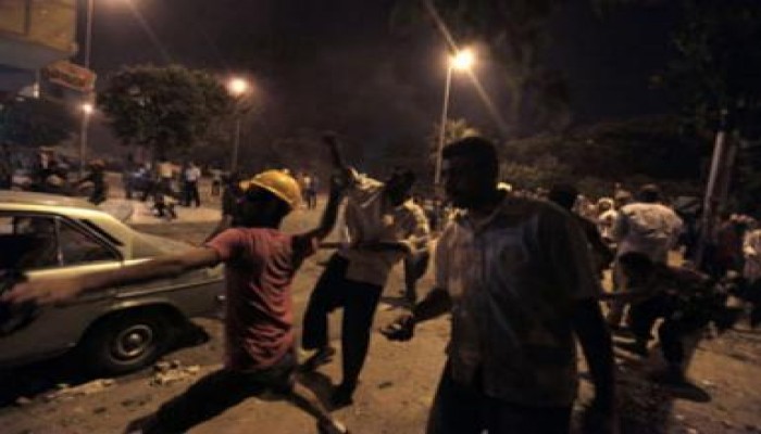شهود: اصابة 15 متظاهرا في اشتباكات قرب مقر المجلس العسكري