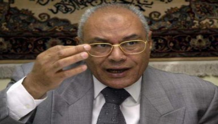 العوا يدعو الشعب المصري للعودة لميادين مصر إذ لم يسلم العسكر السلطة في فبراير 2012