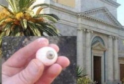 إيطالي يقتلع عينيه بيديه بعد عظة كاهن بكنيسة إيطالية