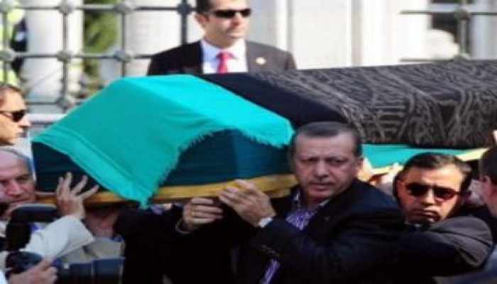 أردوغان يبكي أثناء تشييع جنازة والدته ويشارك في حمل الجثمان (متلفز)