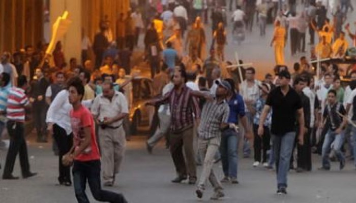 أقباط يقطعون الكورنيش ويطلقون الرصاص على الجيش (متلفز)