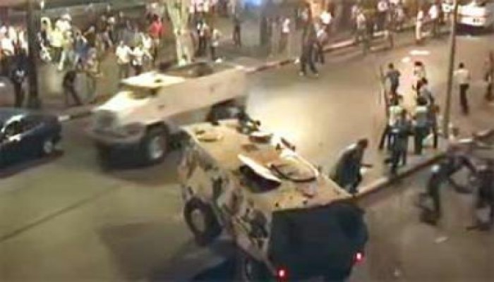 شهود عيان: الجيش لم يدهس المتظاهرين بالمدرعة أمام ماسبيرو