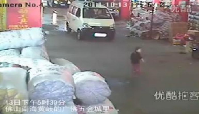 مقطع فيديو لتجاهل المارة لطفلة دهستها سيارتين يثير موجة غضب عارمة بالصين (متلفز)