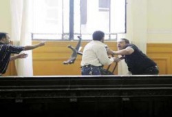 قاعة محاكمة القيادات الأمنية بالإسكندرية تتحول إلــي فوضــي وميـدان للتظاهر