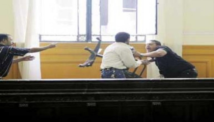 قاعة محاكمة القيادات الأمنية بالإسكندرية تتحول إلــي فوضــي وميـدان للتظاهر