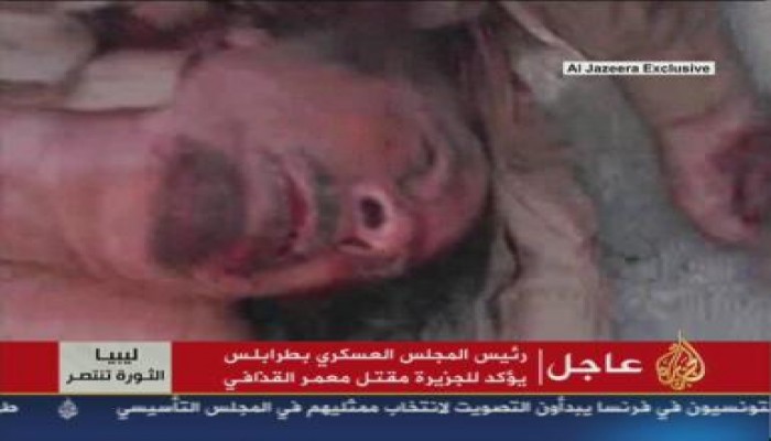 جثة الطاغية الهالك معمر القذافي بعد مقتله (متلفز) "محدث"