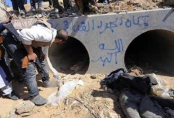 رويترز : القذافي اعتقل وهو يختبيء مثل "جرذ" فى انبوب صرف ولقطات فيديو تبين سحله وقتله