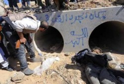 رويترز : القذافي اعتقل وهو يختبيء مثل "جرذ" فى انبوب صرف ولقطات فيديو تبين سحله وقتله