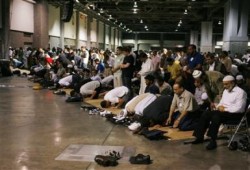 شركة أمريكية تقيل 26 مسلمًا لرفضهم العمل وقت الصلاة