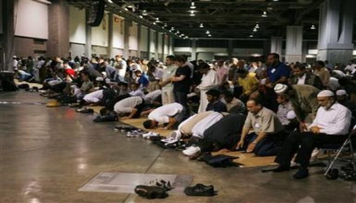 شركة أمريكية تقيل 26 مسلمًا لرفضهم العمل وقت الصلاة