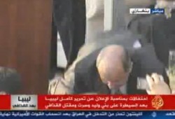 مصطفى عبد الجليل رئيس المجلس الانتقالي الليبي يسجد شكرا لله على تحرير ليبيا (متلفز)