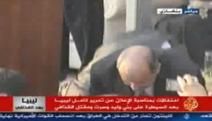 مصطفى عبد الجليل رئيس المجلس الانتقالي الليبي يسجد شكرا لله على تحرير ليبيا (متلفز)