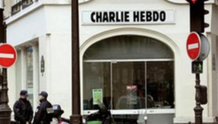 حريق يدمر مقر صحيفة فرنسية اساءت للنبي الكريم