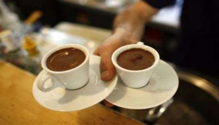 تناول القهوة بجرعات زائدة يسبب الجفاف والشعور بالعصبية