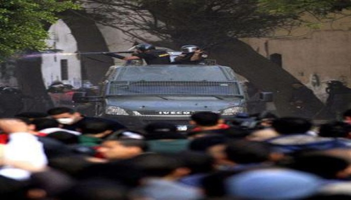 صورة للجارديان توضح إطلاق الأمن المركزي للخرطوش على المتظاهرين