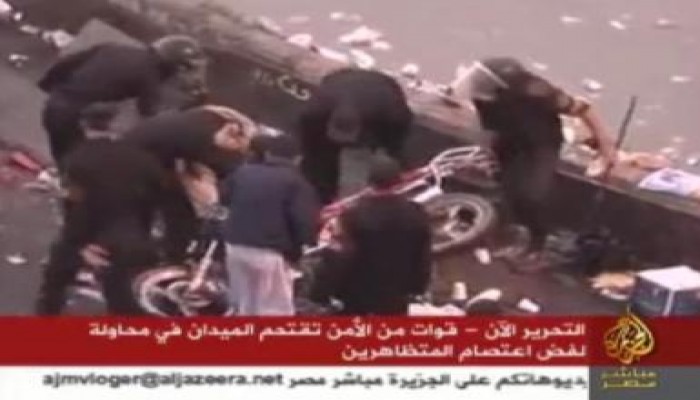 الأمن المركزي يحرق دراجه ناريه بالتحرير (متلفز)