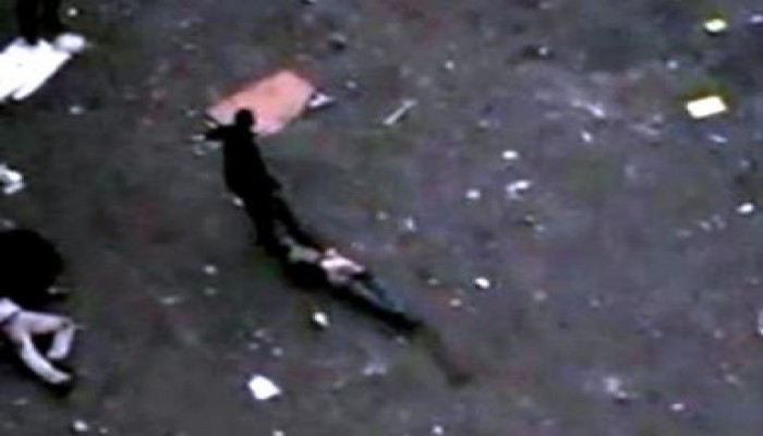 الأمن المركزي يلقي جثمان أحد الشهداء الذين سقطوا اليوم بالميدان بجوار القمامة (متلفز)