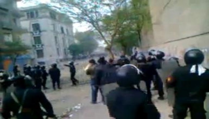 الإشتباكات تبدأ من جديد فى التحرير بقصف متواصل للقنابل المسيلة للدموع والخرطوش نحو العيون