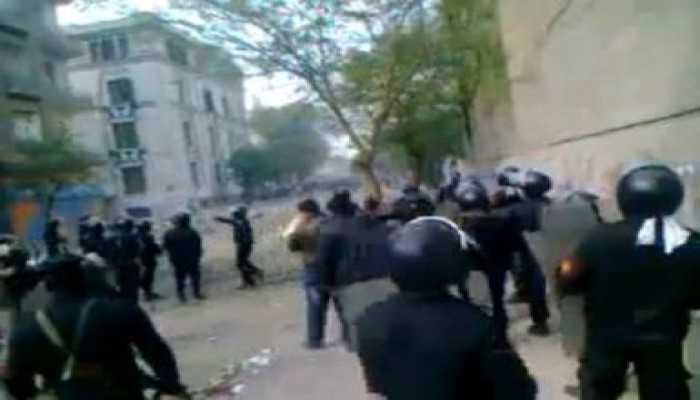 الإشتباكات تبدأ من جديد فى التحرير بقصف متواصل للقنابل المسيلة للدموع والخرطوش نحو العيون
