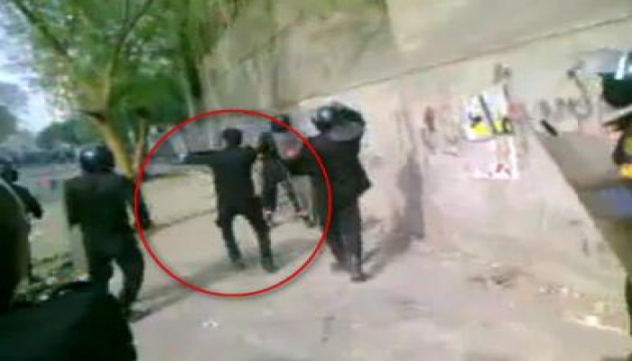 ضابط أمن مركزي يطلق النار على المتظاهرين ويأمر الجنود باستهداف أعين المعتصمين (متلفز)