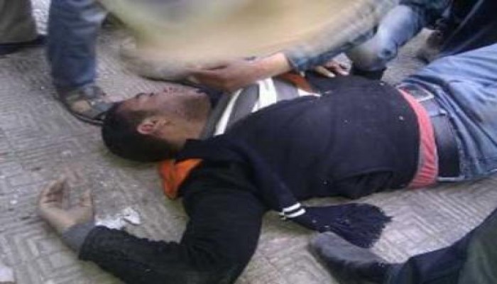 متظاهرون يستعدون للموت داخل الميدان بكتابة أسمائهم على أيديهم