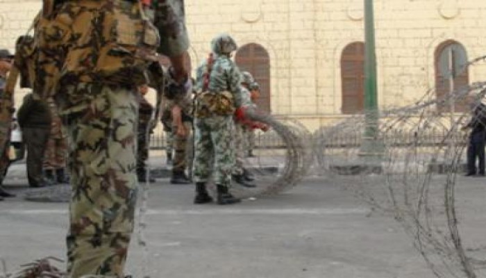 الجيش يقيم حواجز بالأسلاك الشائكة للفصل بين الداخلية والمتظاهرين