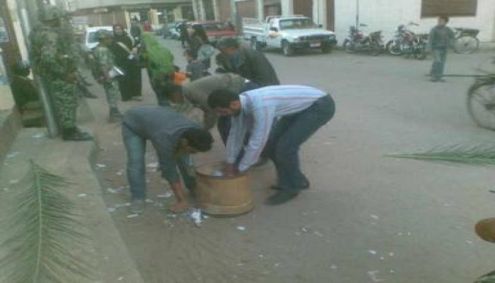 شباب الاخوان بأسيوط ينظفون اللجان بعد انتهاء التصويت (صور)