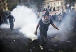 شركة بريطانية تؤكد استخدام قنابل غاز مسيل للدموع من تصنيعها ضد المحتجين بمصر