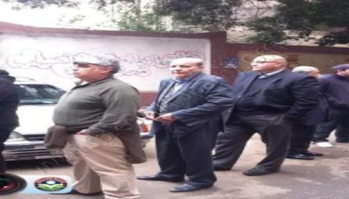 المستشار طارق البشري يقف في طابور طويل للناخبين ويرفض  طابور المسنين