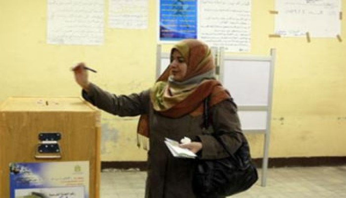رئيس لجنة انتخابية يجبر الناخبات على عدم التصويت للحرية والعدالة