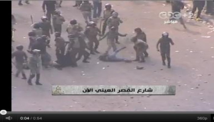 الجيش يفرق المعتصمين باستخدام القوة المفرطة ( متلفز)