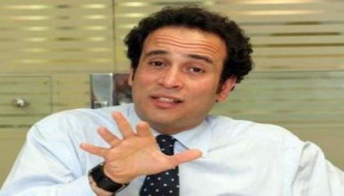 عمرو حمزاوي يطالب بنقل السلطة للبرلمان ثم إجراء إنتخابات مبكره خلال 60 يوماَ