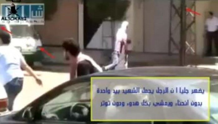 مجهول يحمل جثة أحد الشهداء فى سوريا وسط إطلاق الرصاص ويسلمها لأهله : قالوا ملك (متلفز)