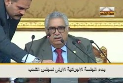 بدء الجلسة الأولي لمجلس الشعب وقراءة الفاتحة على أرواح شهداء الثورة (متلفز)