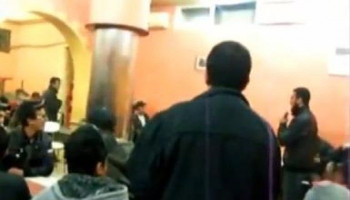 شاب دخل مقهى ليدعو إلى الله : شاهد ماذا حدث معه  (متلفز)