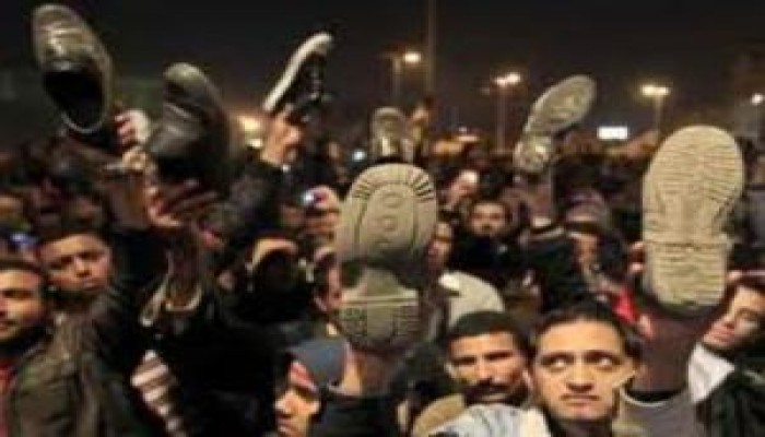 شباب الثورة .. ورافعو الأحذية .. والكذبة التي صدقوها !
