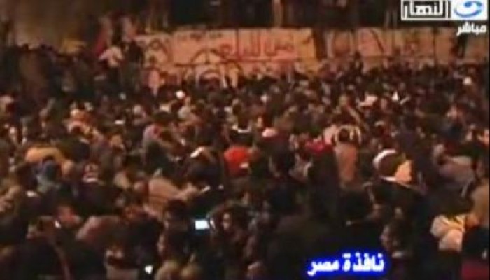 اشتباكات بين متظاهرين وقوات الأمن المركزي في محيط وزارة الداخلية (متلفز)