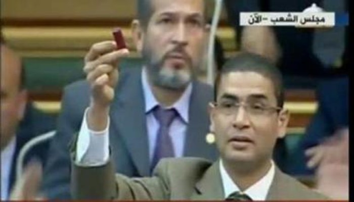 مصادر برلمانية: خرطوش محمد أبو حامد حي ( لم يضرب أصلاً )  وليس فارغًا