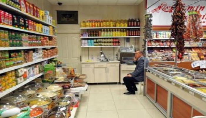 صورة وتعليق : رجب طيب اردوغان يستريح داخل سوبر ماركت صغير