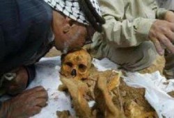 أب فلسطيني يقبل رأس نجله عقب إفراج الكيان الصهيوني عن جثته بعد 35 عام على استشهاده