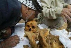 أب فلسطيني يقبل رأس نجله عقب إفراج الكيان الصهيوني عن جثته بعد 35 عام على استشهاده